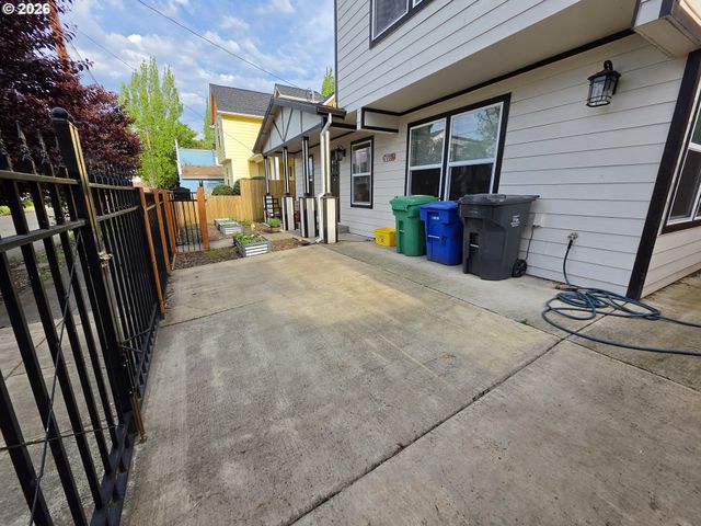 7118 Se MITCHELL Ct, Portland, OR 97206