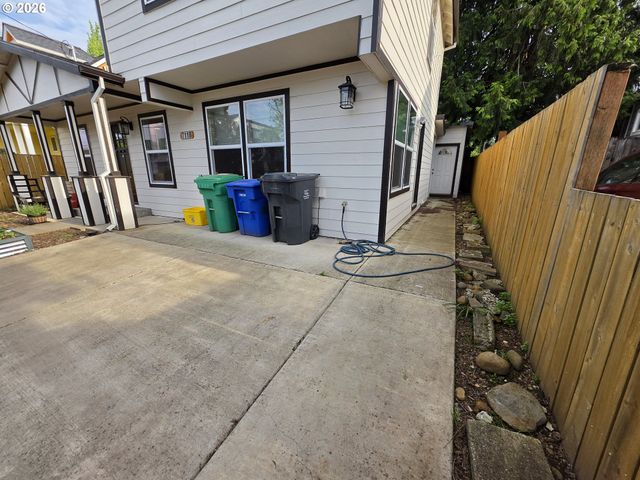 7118 Se MITCHELL Ct, Portland, OR 97206