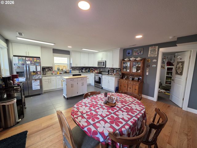7118 Se MITCHELL Ct, Portland, OR 97206