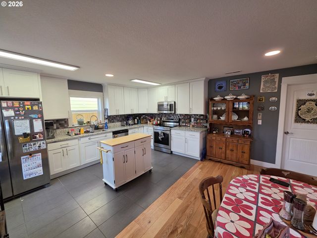 7118 Se MITCHELL Ct, Portland, OR 97206