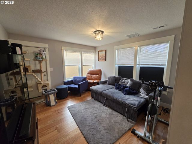 7118 Se MITCHELL Ct, Portland, OR 97206