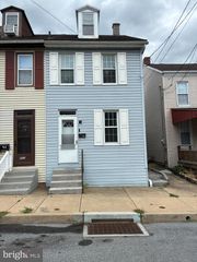460 MANOR ST, Columbia, PA 17512
