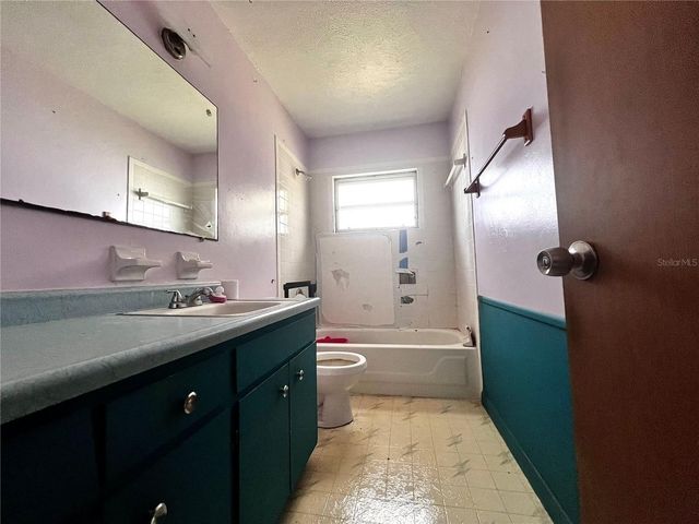 7808 N WOODLYNNE AVENUE, Tampa, FL 33614