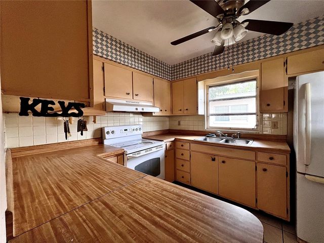 7808 N WOODLYNNE AVENUE, Tampa, FL 33614