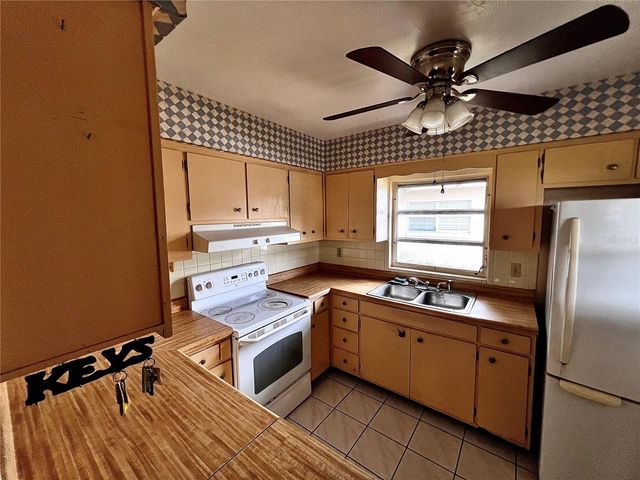 7808 N WOODLYNNE AVENUE, Tampa, FL 33614