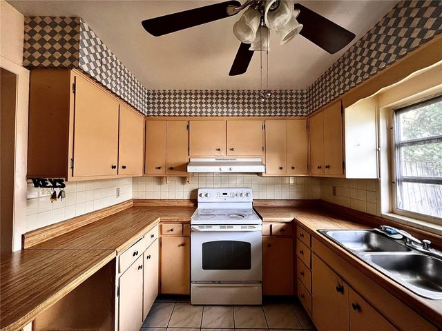 7808 N WOODLYNNE AVENUE, Tampa, FL 33614