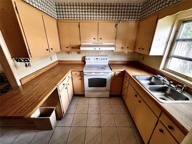 7808 N WOODLYNNE AVENUE, Tampa, FL 33614