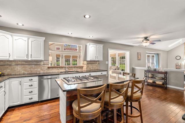 7 Farm Pond Ln, Franklin, MA 02038