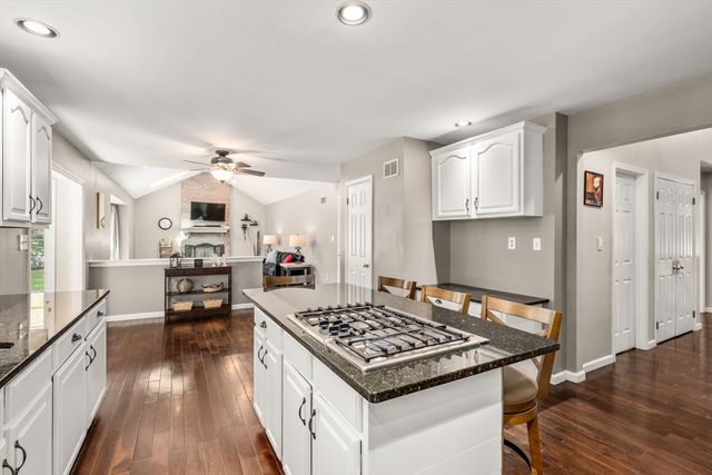 7 Farm Pond Ln, Franklin, MA 02038