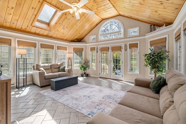 7 Farm Pond Ln, Franklin, MA 02038