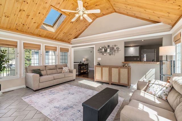 7 Farm Pond Ln, Franklin, MA 02038