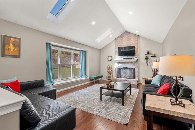 7 Farm Pond Ln, Franklin, MA 02038