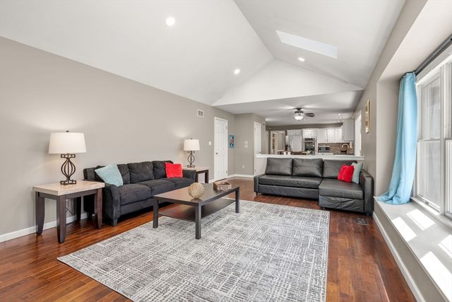 7 Farm Pond Ln, Franklin, MA 02038