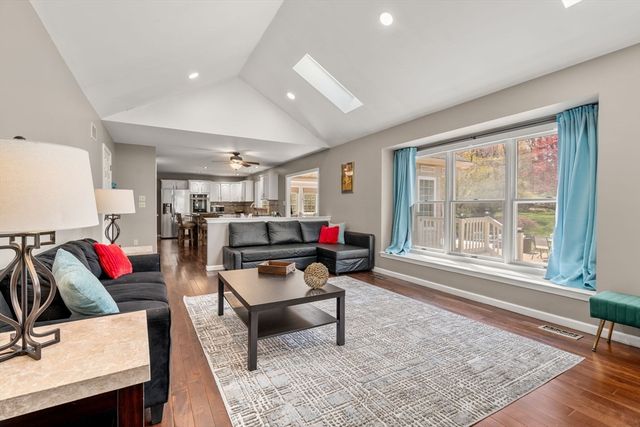 7 Farm Pond Ln, Franklin, MA 02038