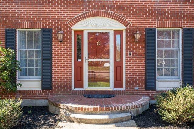 7 Farm Pond Ln, Franklin, MA 02038