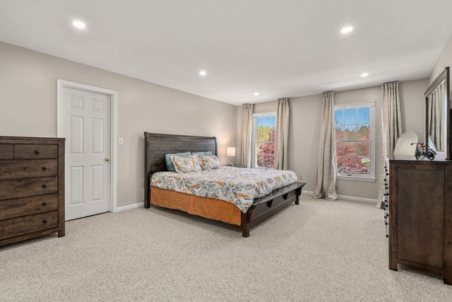 7 Farm Pond Ln, Franklin, MA 02038