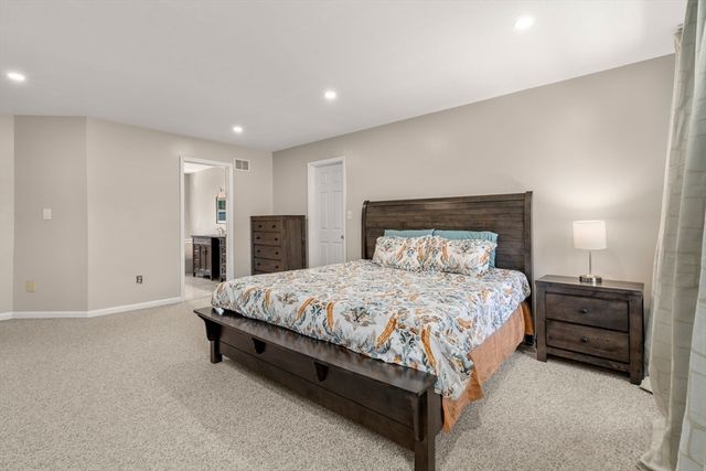 7 Farm Pond Ln, Franklin, MA 02038