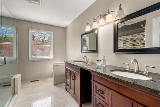 7 Farm Pond Ln, Franklin, MA 02038