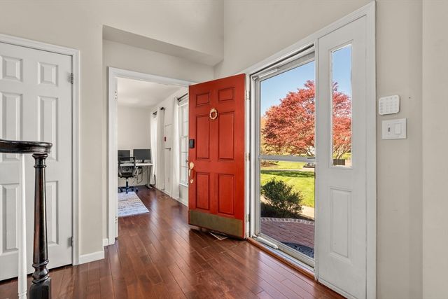 7 Farm Pond Ln, Franklin, MA 02038