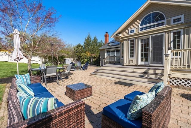 7 Farm Pond Ln, Franklin, MA 02038