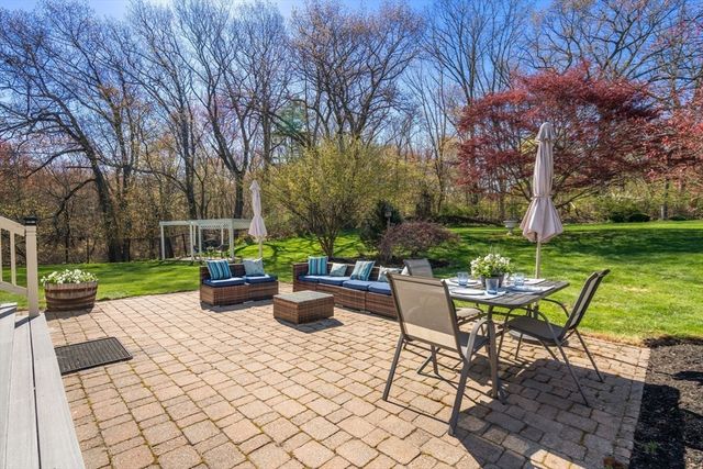 7 Farm Pond Ln, Franklin, MA 02038