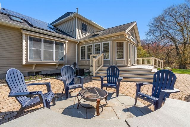 7 Farm Pond Ln, Franklin, MA 02038