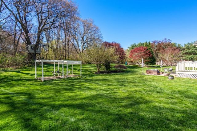 7 Farm Pond Ln, Franklin, MA 02038