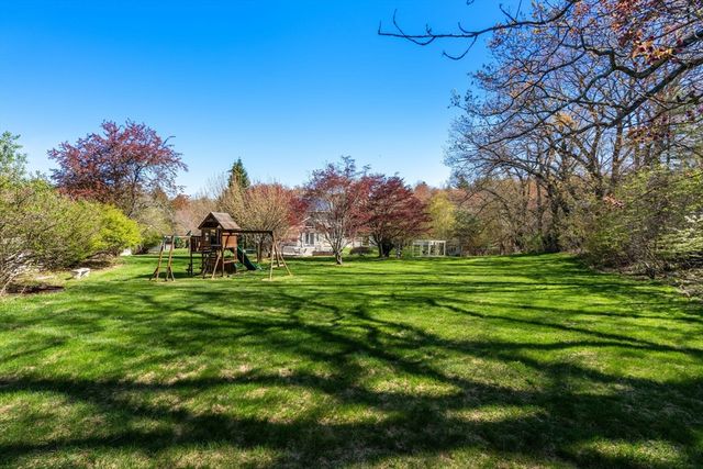 7 Farm Pond Ln, Franklin, MA 02038