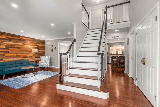 7 Farm Pond Ln, Franklin, MA 02038