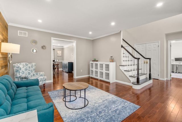 7 Farm Pond Ln, Franklin, MA 02038