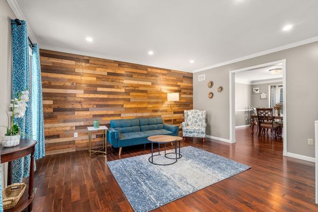 7 Farm Pond Ln, Franklin, MA 02038