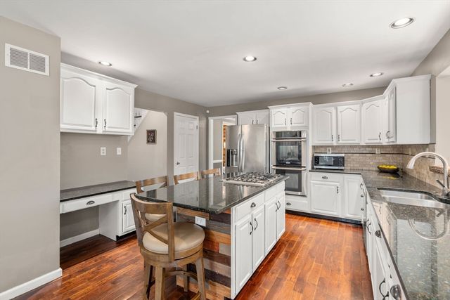 7 Farm Pond Ln, Franklin, MA 02038