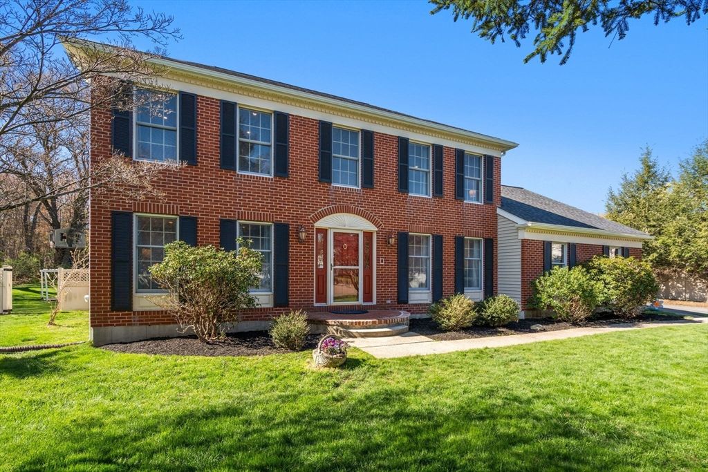 7 Farm Pond Ln, Franklin, MA 02038