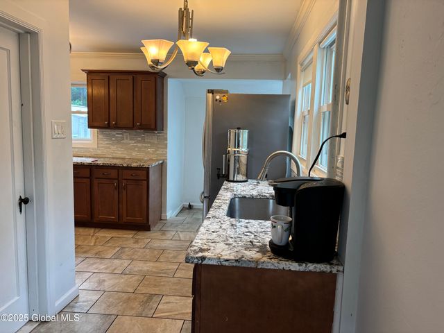 1922 Regent Street, Niskayuna, NY 12309