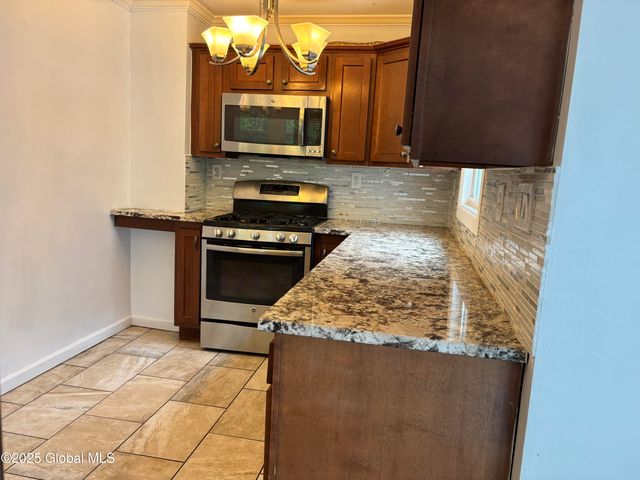 1922 Regent Street, Niskayuna, NY 12309