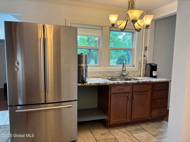 1922 Regent Street, Niskayuna, NY 12309