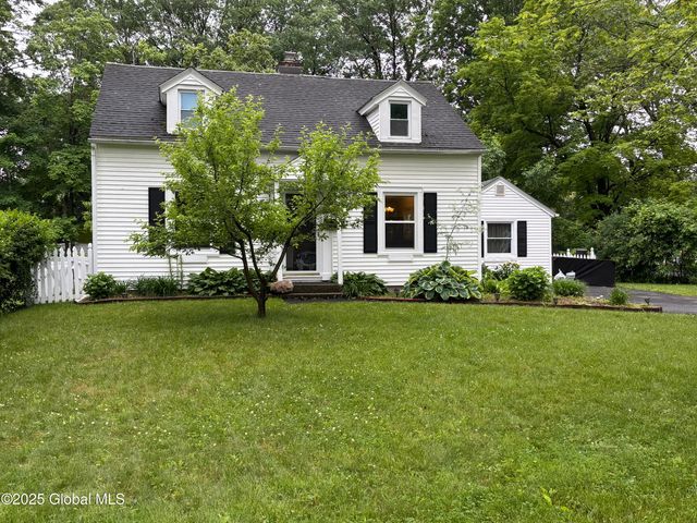 1922 Regent Street, Niskayuna, NY 12309