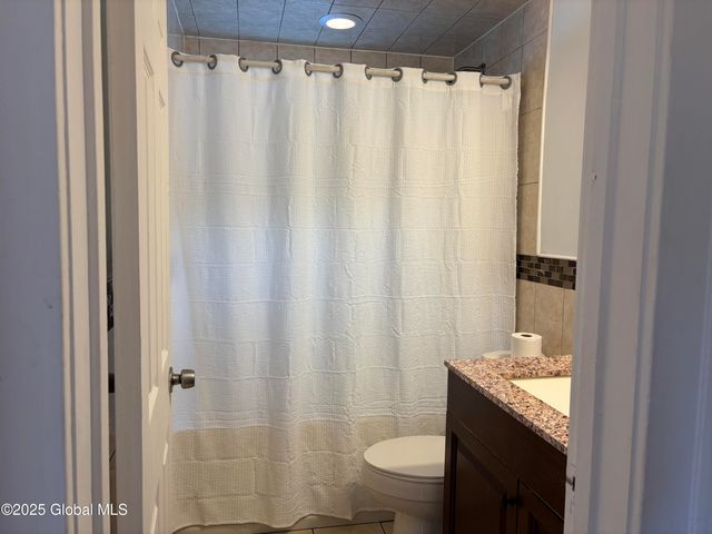 1922 Regent Street, Niskayuna, NY 12309