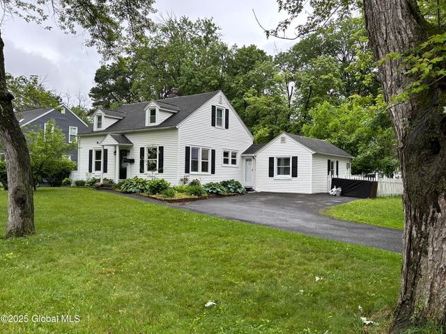 1922 Regent Street, Niskayuna, NY 12309