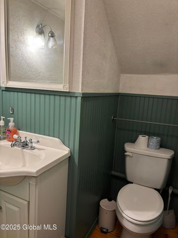 1922 Regent Street, Niskayuna, NY 12309