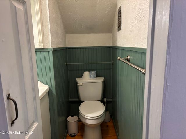 1922 Regent Street, Niskayuna, NY 12309