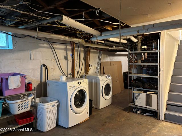 1922 Regent Street, Niskayuna, NY 12309