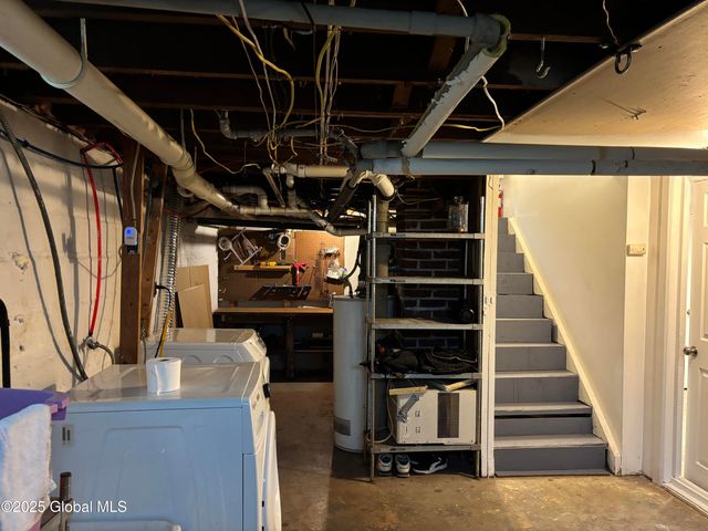 1922 Regent Street, Niskayuna, NY 12309