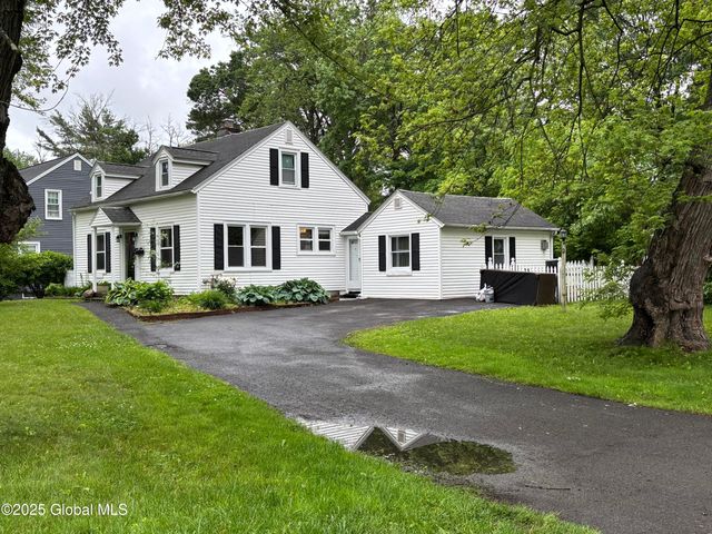 1922 Regent Street, Niskayuna, NY 12309