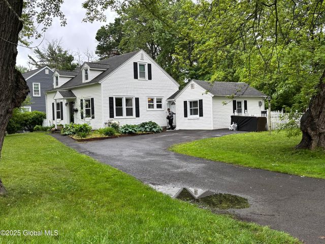 1922 Regent Street, Niskayuna, NY 12309