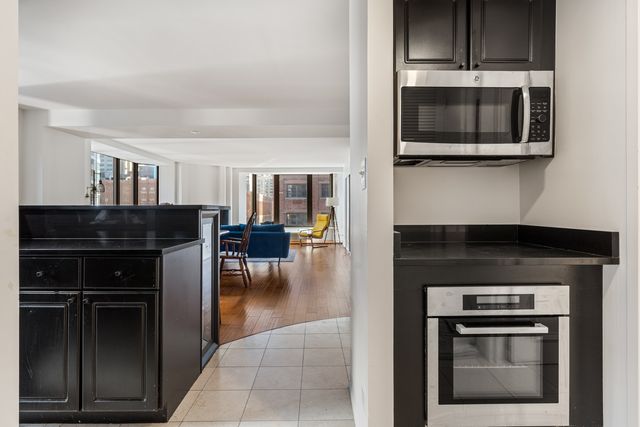 40 E Delaware Place 1502, Chicago, IL 60611