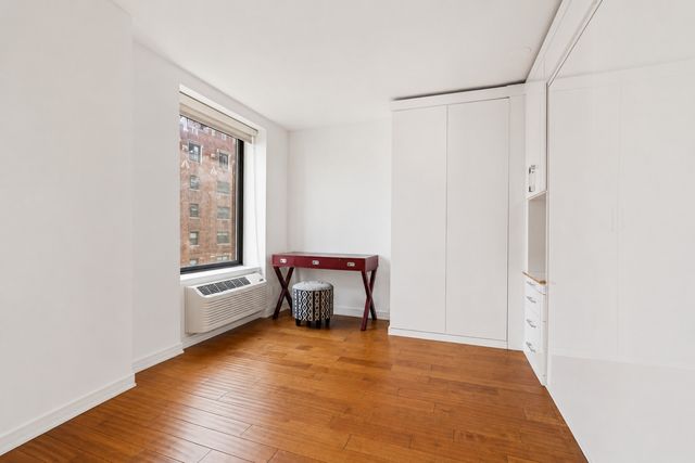 40 E Delaware Place 1502, Chicago, IL 60611