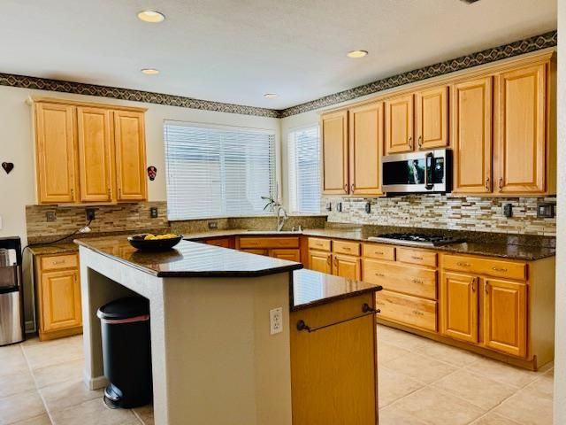 10171 Wildhawk Dr, Sacramento, CA 95829