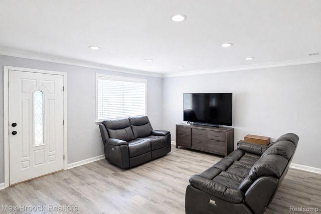 6510 Saline Drive, Waterford Charter Township, MI 48329