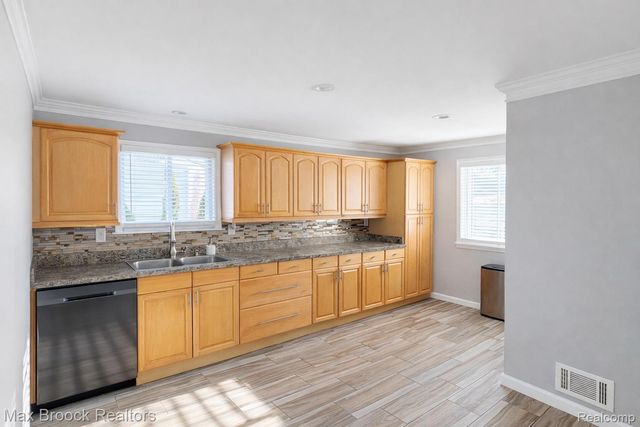 6510 Saline Drive, Waterford Charter Township, MI 48329